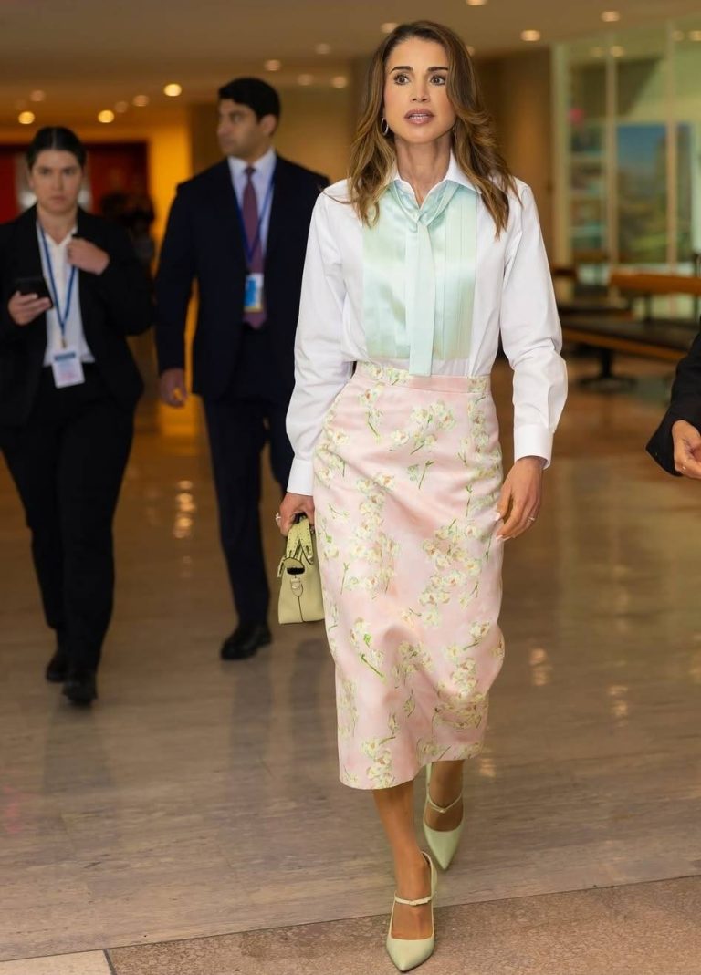 إطلالة نجمة
                        الملكة رانيا... أيقونة الجمال الطبيعي والأناقة الهادئة
                        
                            21 تشرين الأول 2025