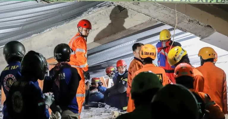 إندونيسيا.. ارتفاع حصيلة ضحايا انهيار مدرسة إلى 50