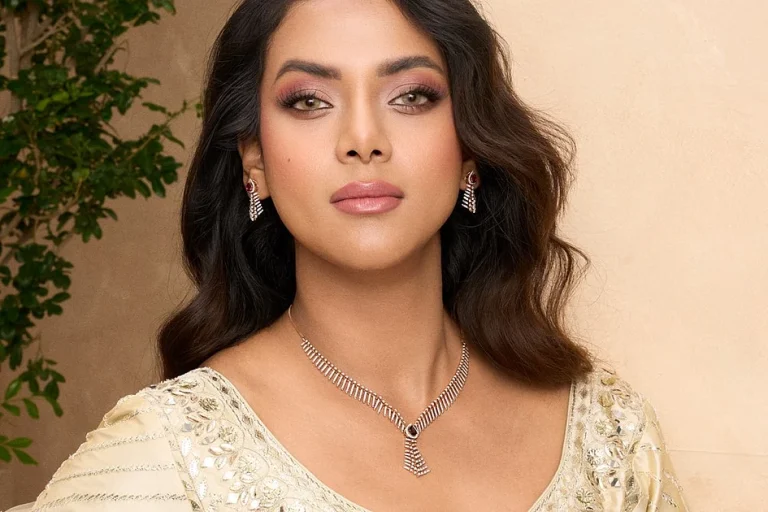 ادخل إلى موسم النور والتألق مع داماس ادخل إلى موسم النور والتألق مع داماس