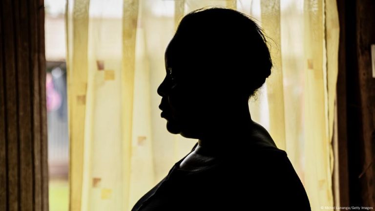 اكتشاف أجسام مضادة قد تغيّر مستقبل مكافحة الإيدز – DW – 2025/10/6 اكتشاف أجسام مضادة قد تغيّر مستقبل مكافحة الإيدز – DW – 2025/10/6