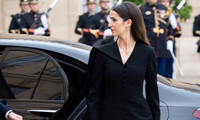 الأميرة رجوة بإطلالة ملكية في باريس: فخامة وأناقة كلاسيكية تخطف الأنظار