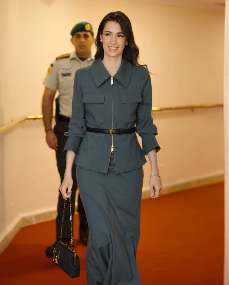 الأميرة رجوة تتألق بطقم أنيق وحقيبة مصمّمة خصيصاً لها الأميرة رجوة تتألق بطقم أنيق وحقيبة مصمّمة خصيصاً لها