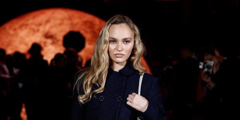 الأناقة الهادئة والاستعداد المثالي للخريف شعار النجمات بعرض شانيل في أسبوع الموضة بباريس.. صور