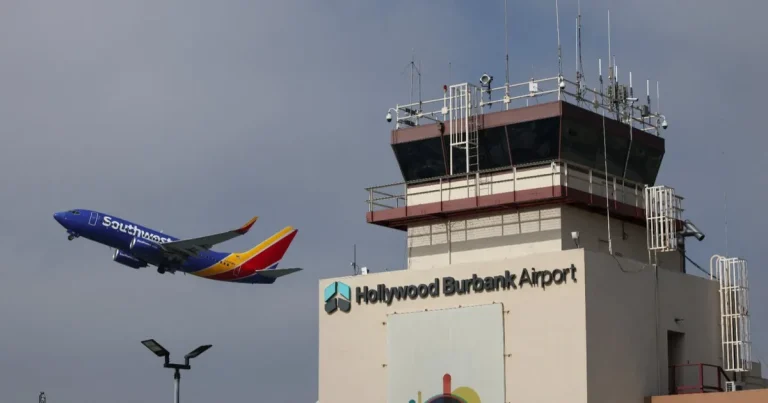 الإغلاق الحكومي يربك المطارات الأميركية ويؤخر الرحلات الجوية الإغلاق الحكومي يربك المطارات الأميركية ويؤخر الرحلات الجوية