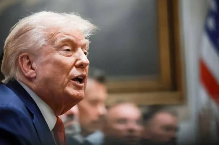 البيت الأبيض يجمّد 28 مليار دولار ويسرح آلاف الموظفين بسبب الإغلاق الحكومي : CNN الاقتصادية البيت الأبيض يفصل آلاف موظفي الحكومة الأميركية بسبب الإغلاق