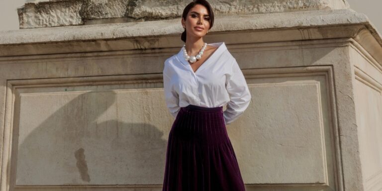 التنورة الطويلة عنوان الأناقة الخريفية.. إليك أفكار لتنسيقها من إطلالات النجمات