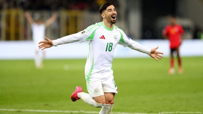 الجزائر تفوز على الصومال وتعود لكأس العالم بعد غياب 12 عامًا – DW – 2025/10/9 الجزائر تفوز على الصومال وتعود لكأس العالم بعد غياب 12 عامًا – DW – 2025/10/9