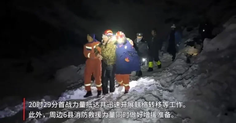 الصين أكبر عملية لإنقاذ 900 متسلق ومرشد عالقين في جبل إيفرست الصين أكبر عملية لإنقاذ 900 متسلق ومرشد عالقين في جبل إيفرست