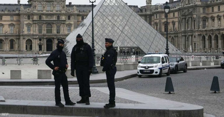 اللوفر.. فرنسا تكشف سرقة "حُليّ لا تقدر بثمن" وتحدد عددها