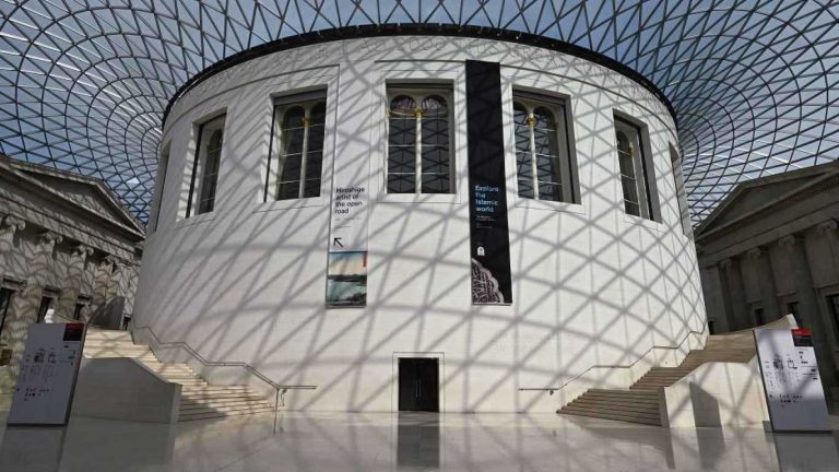 المتحف البريطاني ينظم أول حفلة خيرية في تاريخه لحظة إنقاذ مؤثرة تكشف رابطة الأمومة بين الفيلة (فيديو)