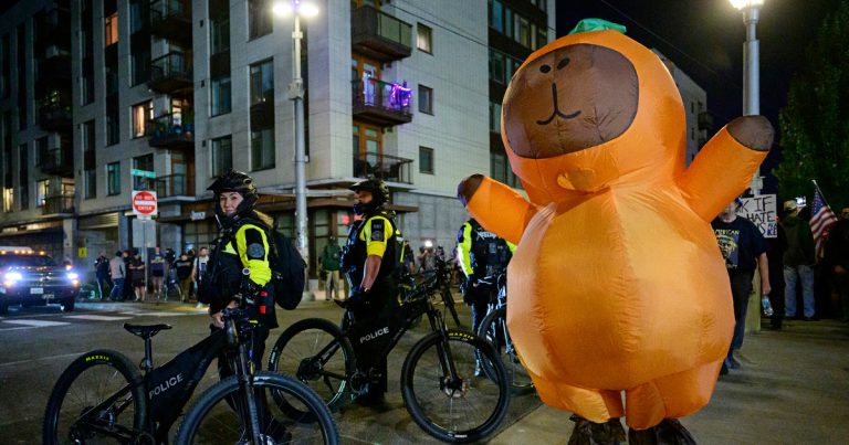 المتظاهرون بالملابس التنكرية في بورتلاند يتحدون وصف المدينة بأنها “منطقة حرب” المتظاهرون بالملابس التنكرية في بورتلاند يتحدون وصف المدينة بأنها "منطقة حرب"