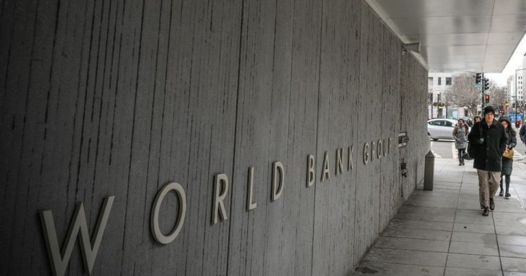 النفط يدفع البنك الدولي لرفع توقعاته لنمو المنطقة هذا العام اقتصاد الشرق مع Bloomberg