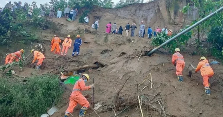 الهند 15 وفاة في حادث حافلة جراء انهيار أرضي والبحث عن ناجين الهند 15 وفاة في حادث حافلة جراء انهيار أرضي والبحث عن ناجين