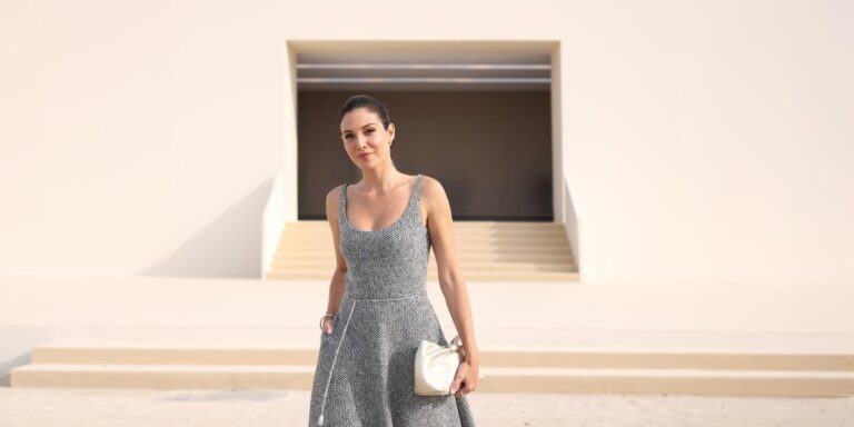 بالفساتين والتنانير والإطلالات العملية.. النجمات يتنافسن بأناقة ناعمة خلال عرض ديور بأسبوع الموضة بباريس