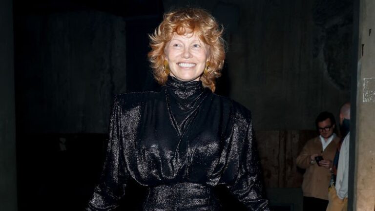 باميلا أندرسون تكشف النقاب عن شاج أشقر الفراولة في أسبوع الموضة في باريس باميلا أندرسون تكشف النقاب عن شاج أشقر الفراولة في أسبوع الموضة في باريس