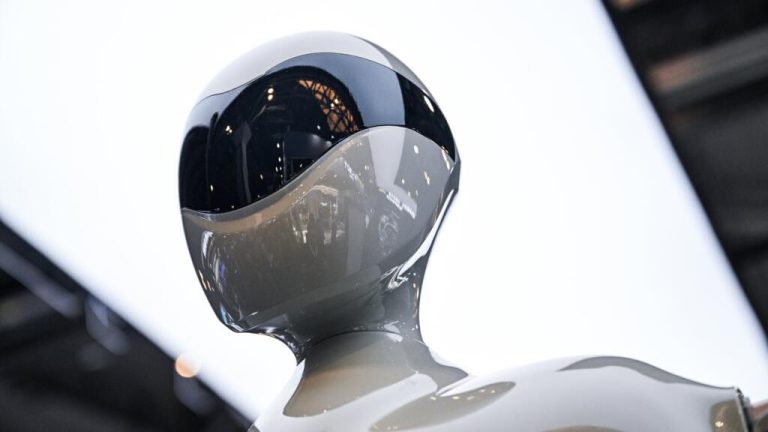 بسبب الذكاء الاصطناعي... شركات عالمية تتجه نحو تقليص الوظائف وسط تراجع معنويات المستهلكين