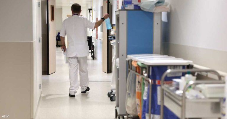 بعد 35 سنة.. شابة تعثر على أختها التوأم بعد خطأ في "التبديل"