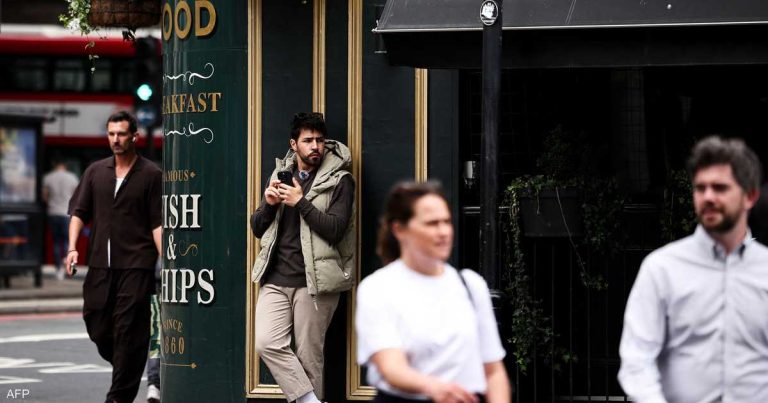 بكاميرا وطلاء أحمر.. ما قصة "صياد النشالين" في لندن؟