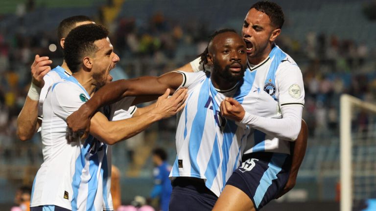 بيراميدز المصري يفوز على نهضة بركان المغربي ويتوج بطلا لكأس السوبر الأفريقية بيراميدز المصري يفوز على نهضة بركان المغربي ويتوج بطلا لكأس السوبر الأفريقية