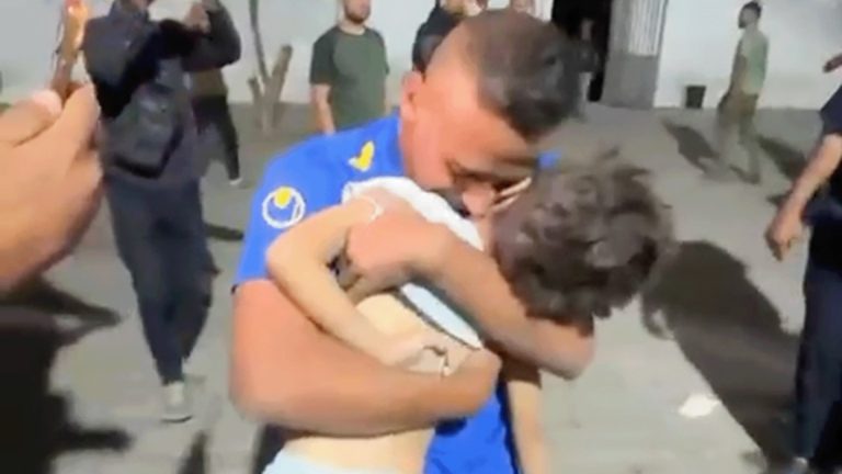 "بيقولي الولد مات.. مش في هدنة!" غزي يصرخ مفجوعا بوفاة طفله بقصف للاحتلال | أخبار