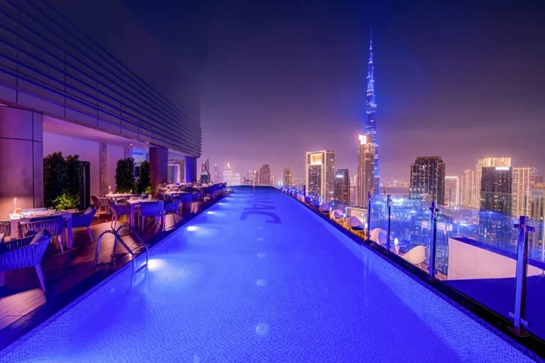 تمهد صالة Malibu Sky Lounge في فندق Paramount Hotel Midtown المسرح لـ “A Skyline State of Mind”. تمهد صالة Malibu Sky Lounge في فندق Paramount Hotel Midtown المسرح لـ "A Skyline State of Mind".