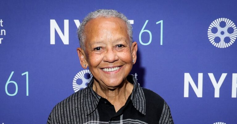 داخل المؤلف الرائد نيكي جيوفاني مجموعة القصائد والملاحظات والرسائل داخل المؤلف الرائد نيكي جيوفاني مجموعة القصائد والملاحظات والرسائل