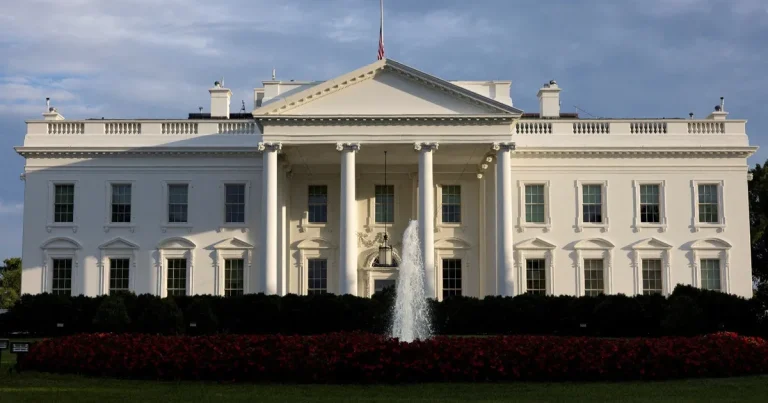 سيارة تصدم بوابة أمنية بالبيت الأبيض واعتقال المشتبه به سيارة تصدم بوابة أمنية بالبيت الأبيض واعتقال المشتبه به