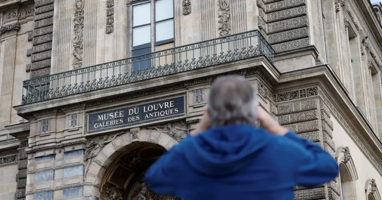 شاحنة ودراجات نارية.. كيف تمكن لصوص من سرقة متحف اللوفر؟ شاحنة ودراجات نارية.. كيف تمكن لصوص من سرقة متحف اللوفر؟