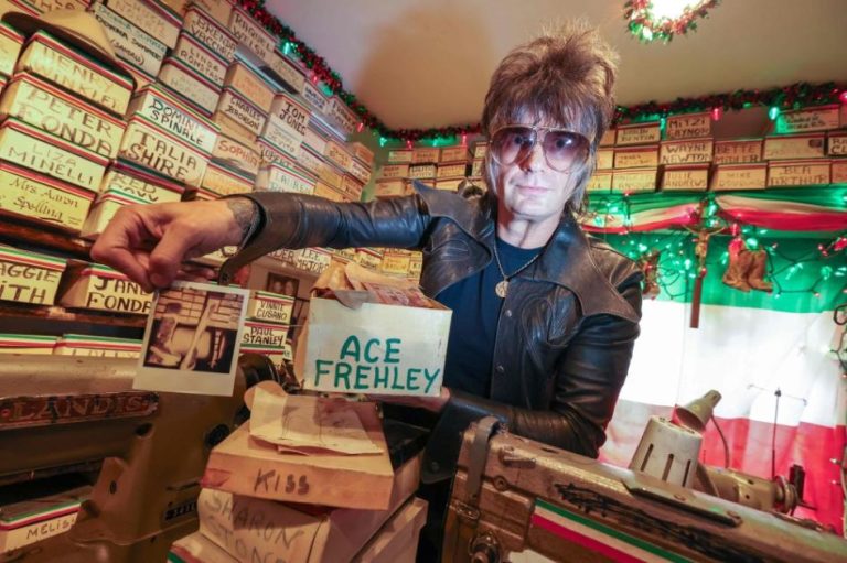 صانع أحذية يحرس تاريخ هوليوود متمسكاً بحرفة تكاد تندثر صانع أحذية يحرس تاريخ هوليوود متمسكاً بحرفة تكاد تندثر