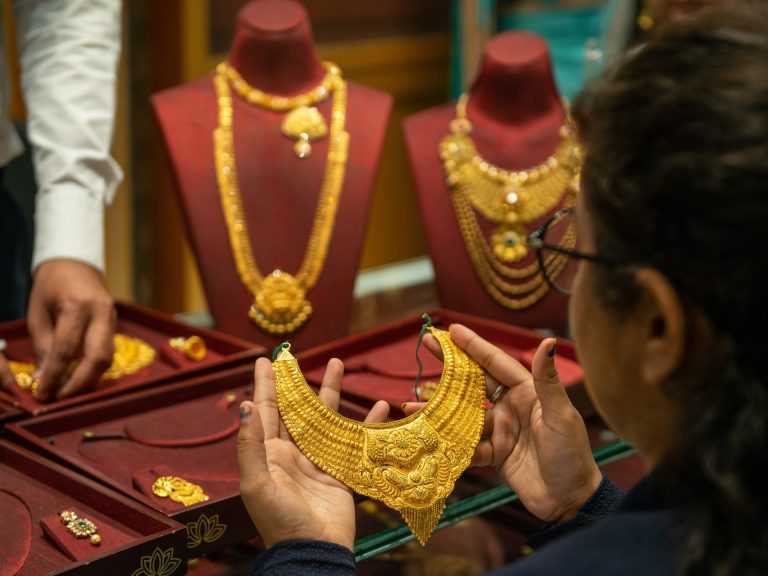 طفرة الذهب ترفع ثروة الأسر الهندية إلى 3.8 تريليونات دولار | اقتصاد