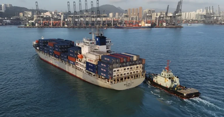 غرق سفينة صينية بعد حادث اصطدام وفقدان اثنين من طاقمها