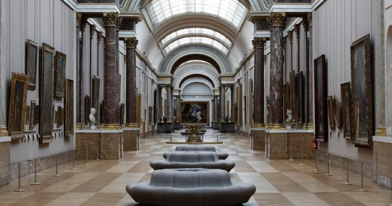 فرنسا.. إغلاق اللوفر بعد إعلان وزيرة الثقافة عن “عملية سطو” فرنسا.. إغلاق اللوفر بعد إعلان وزيرة الثقافة عن "عملية سطو"