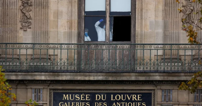 فرنسا.. اعتقال شخصين من المشتبه بهم في السطو على متحف اللوفر