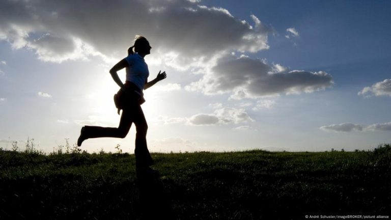 فوائد يوفرها المشي العكسي لا يوفرها المشي العادي – DW – 2025/10/20 فوائد يوفرها المشي العكسي لا يوفرها المشي العادي – DW – 2025/10/20