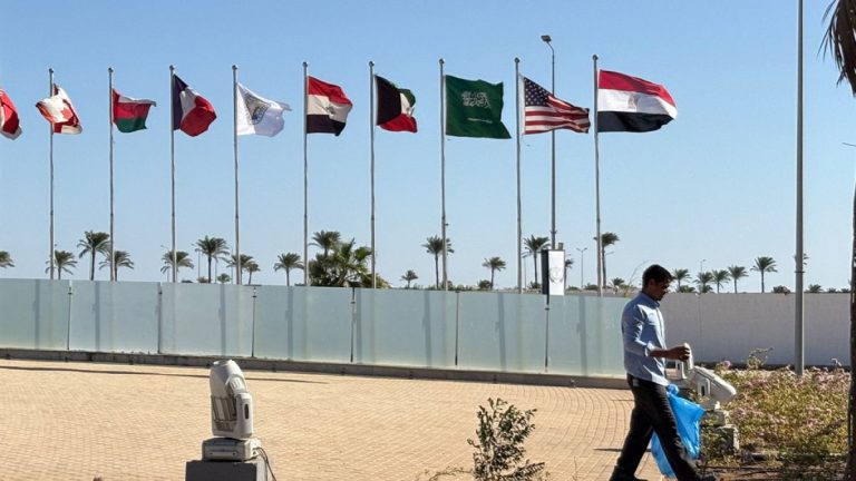 فيديو - تحضيرات مكثفة في شرم الشيخ استعدادًا لـ "قمة غزة"