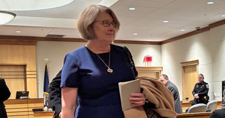 قاضية نيو هامبشاير المتهمة بمحاولة التدخل في التحقيق مع زوجها تعود إلى مقاعد البدلاء