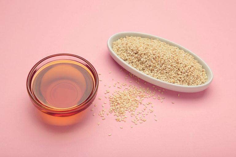 لماذا يُعد زيت السمسم المكوّن المفضّل لدى خبراء العناية بالبشرة؟ | مرأة لماذا يُعد زيت السمسم المكوّن المفضّل لدى خبراء العناية بالبشرة؟ | مرأة