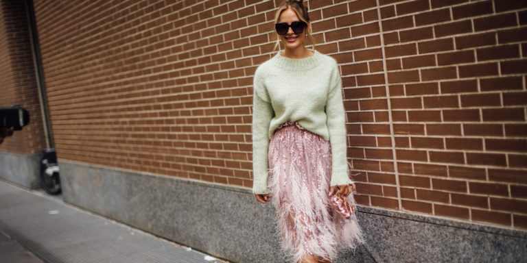 لمسات الريش تسيطر على موضة خريف وشتاء 2025 2026 بأسلوب أنثوي