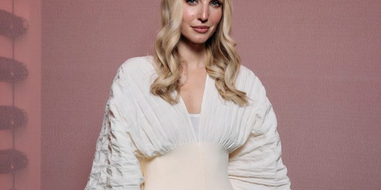 لمسات مبتكرة وتصاميم جريئة أبرز إطلالات اليوم الرابع بالرياض لمسات مبتكرة وتصاميم جريئة أبرز إطلالات اليوم الرابع بالرياض