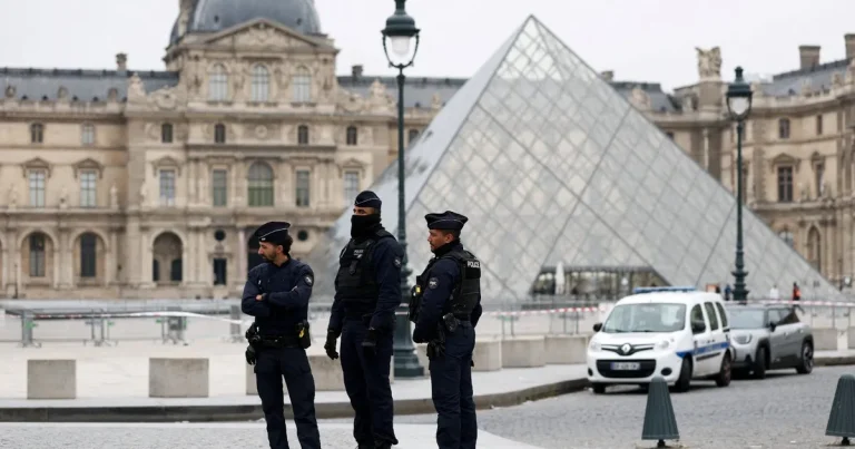 متحف اللوفر ينقل مجوهرات إلى بنك فرنسا بعد عملية السطو متحف اللوفر ينقل مجوهرات إلى بنك فرنسا بعد عملية السطو