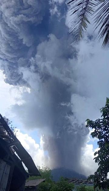 مشاهد مرعبة.. ثوران بركان في جزيرة فلوريس الإندونيسية مشاهد مرعبة.. ثوران بركان في جزيرة فلوريس الإندونيسية