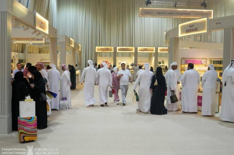 معرض الإمارات للعطور والعود يتواصل في الشارقة بعروض وخصومات معرض الإمارات للعطور والعود يتواصل في الشارقة بعروض وخصومات
