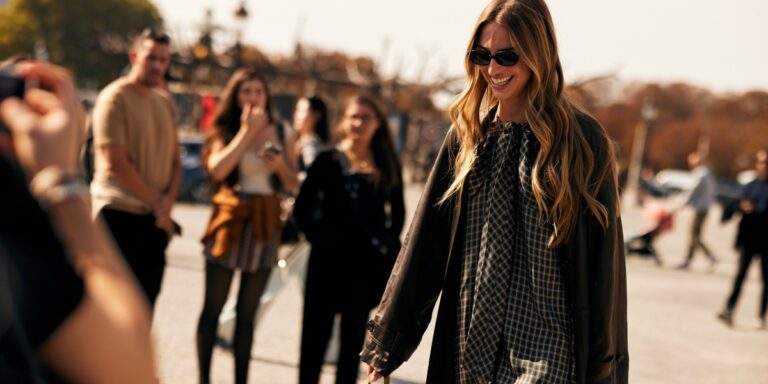 منسقة أزياء هي ترشدك إلى أحدث الطبعات لخريف وشتاء 2025 لتواكبي الموضة