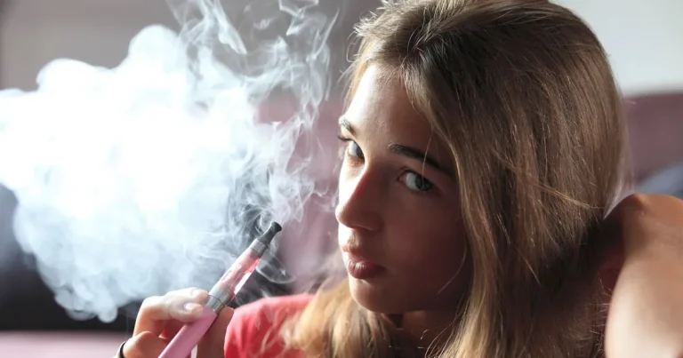 منظمة الصحة: 15 مليون قاصر يدخنون السجائر الإلكترونية