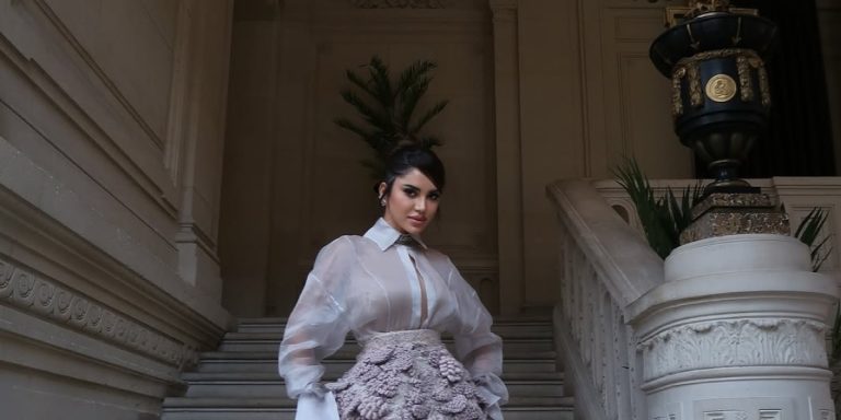 نجود الرميحي تخطف الأنظار بأناقتها خلال أسبوع الموضة بباريس.. أبدعت في انتقاء القطع العصرية اللافتة