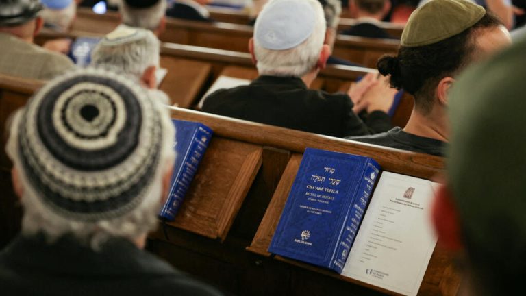 “نخشى وضع القلنسوة” بعد أحداث 7 أكتوبر… اليهود الفرنسيون في مواجهة تصاعد أعمال معاداة السامية "نخشى وضع القلنسوة" بعد أحداث 7 أكتوبر... اليهود الفرنسيون في مواجهة تصاعد أعمال معاداة السامية