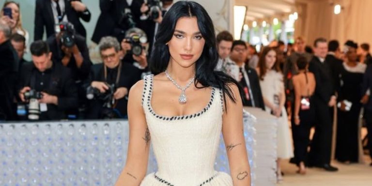 نظرة على الإطلالات التي تحمل توقيع شانيل في خزانة دوا ليبا بعد اختيارها وجهاً جديداً لحقيبة Chanel 25.. صور نظرة على الإطلالات التي تحمل توقيع شانيل في خزانة دوا ليبا بعد اختيارها وجهاً جديداً لحقيبة Chanel 25.. صور