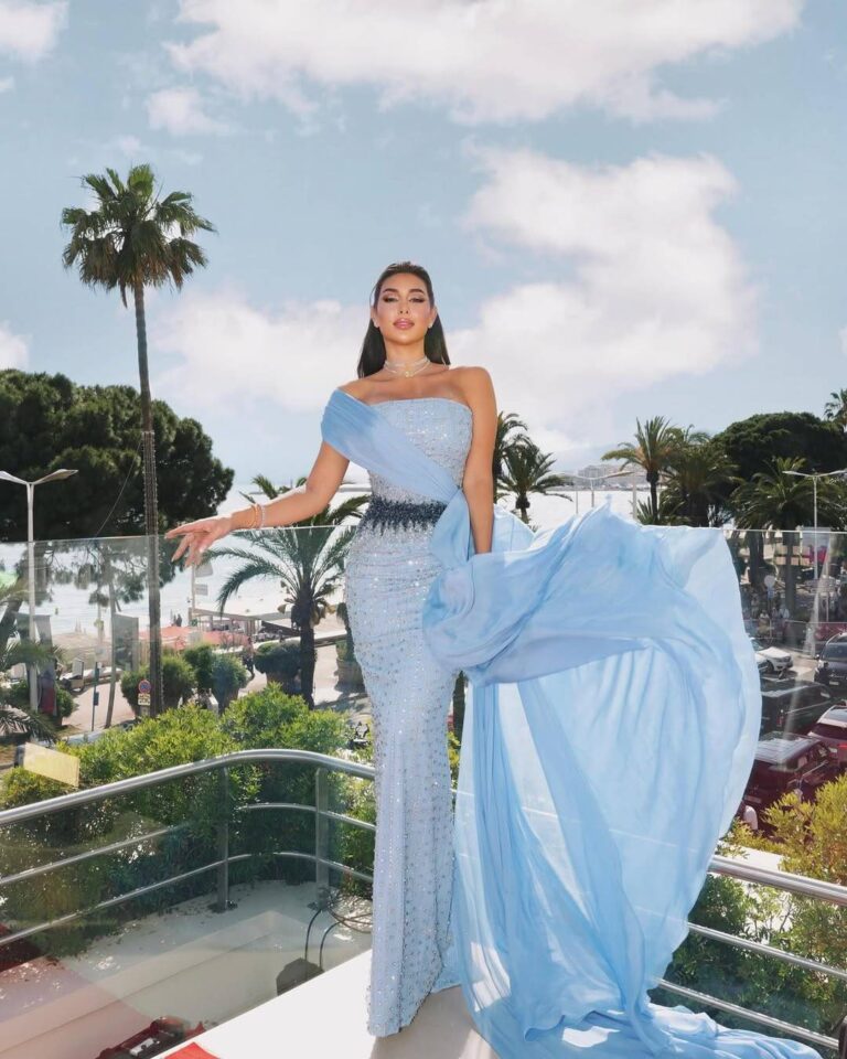 ياسمين صبري تأسر القلوب بفستان متلألئ ومجوهرات فخمة في باريس