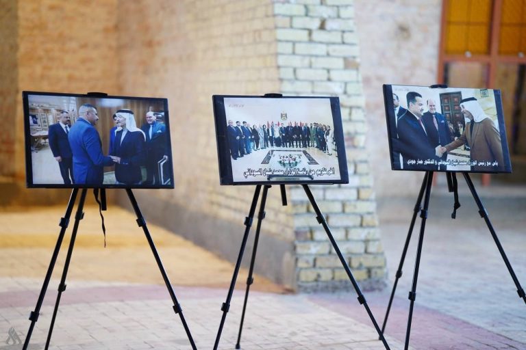 87 صورة تروي فصولاً من حياة الفنان الراحل ياس خضر