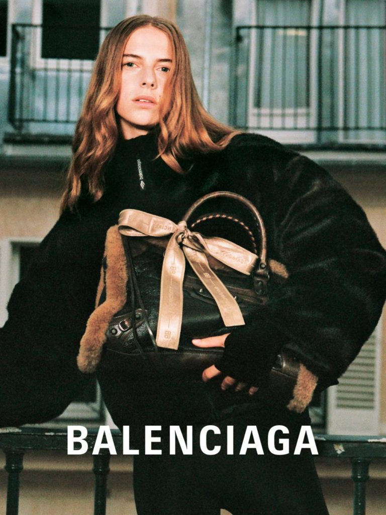 أزياء
                        مجموعة BALENCIAGA لملابس التزلج لعام 2025: تجمع بين ملاءمة منحدرات التزلج وأناقة المدينة
                        
                            07 تشرين الثاني 2025